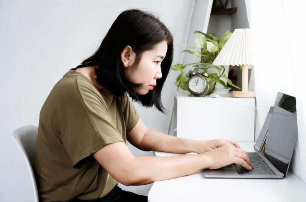 Computer-related poor posture example. Effects of prolonged computer use on posture.